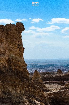 此景通常会起一个比较恶俗比较煽情的"望夫崖"之类的名字,我觉得更像