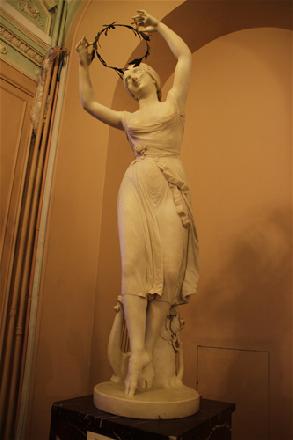 熟睡的天使米开朗基罗的雕塑品《蜷缩成一团的小男孩》,也是该馆的镇