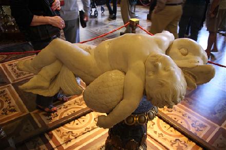 熟睡的天使米开朗基罗的雕塑品《蜷缩成一团的小男孩》,也是该馆的镇